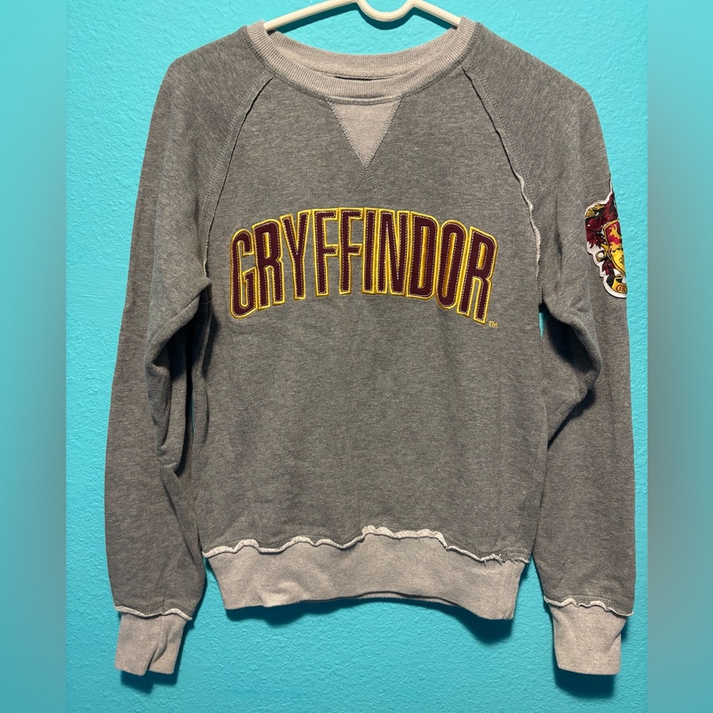 Harry Potter Gryffindor Women's Gray Sweater with Patch on Shoulder. New.